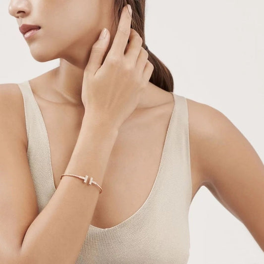 Rose Gold Wire Bracelet with Diamonds and Mother of Pearl – The Perfect Blend of Classic and Elegance